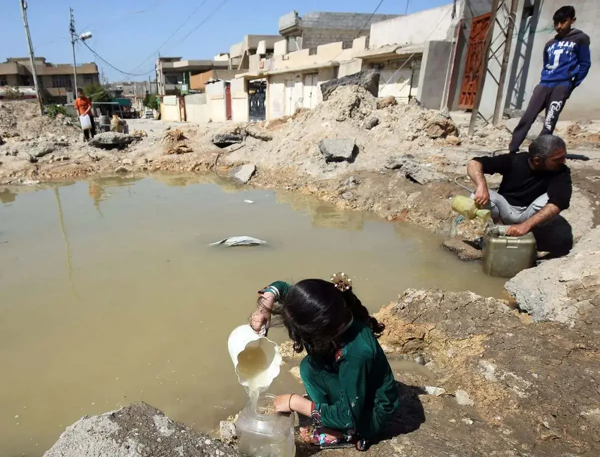 Människor samlar smutsigt vatten – behovet av vattenrening